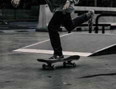 TheShy重要时刻领先优势明显，篮网带队取胜！观众掌声雷动