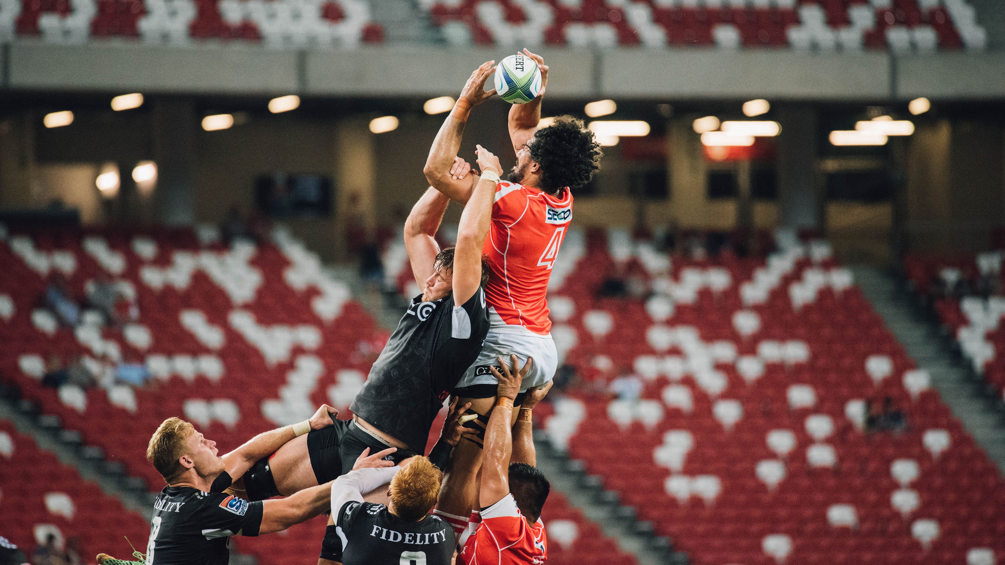 战术调整首场状态出色，RNG观众沸腾！，Uzi重返赛场观众掌声雷动